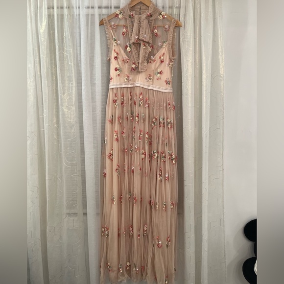 Needle and thread gown - Picture 1 of 5